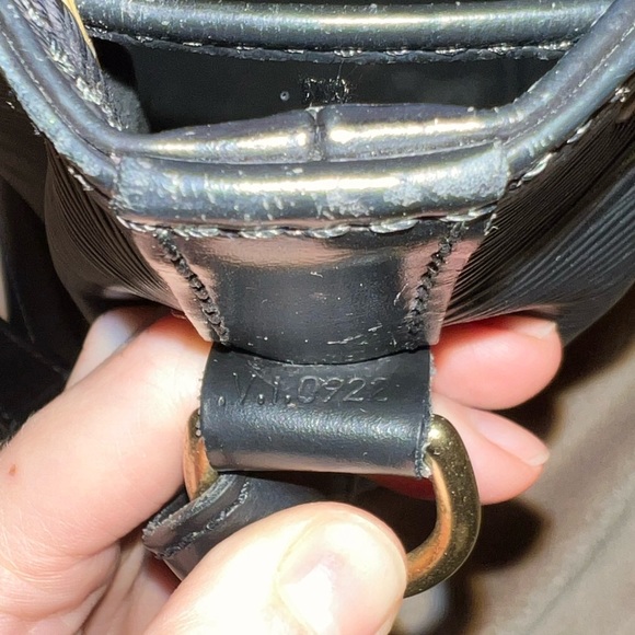 Authentic Louis Vuitton Black Epi Leather Neo Drawstring Bucket Bag - Picture 5 of 16